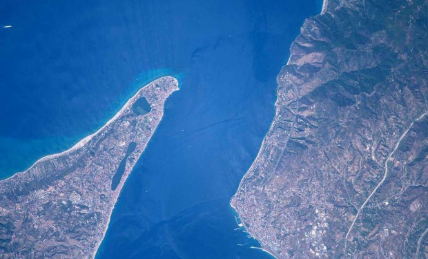 Lo stretto di Messina tra Scilla e Cariddi